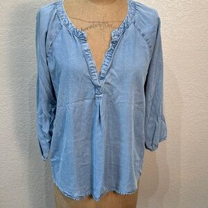 Gap Women Medium Light Blue‎ 3/4 Sleeve Chambray V-Neck Soft Top
